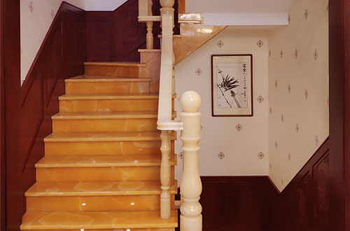 当涂中式别墅室内汉白玉石楼梯的定制安装装饰效果